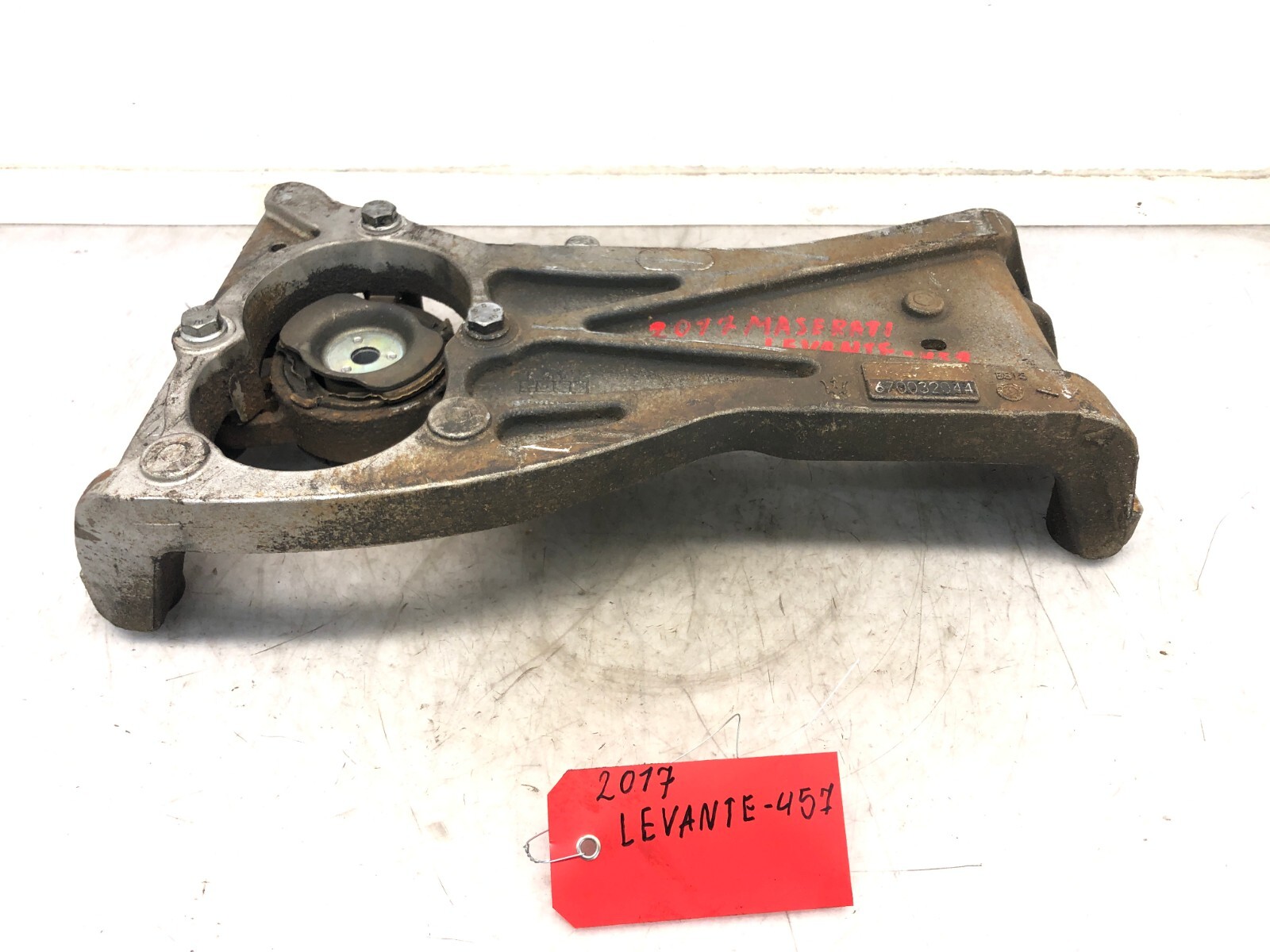 2017-2020 MASERATI LEVANTE TRANSFER CASE CROSSMEMBER MOUNT BRACKET OEM