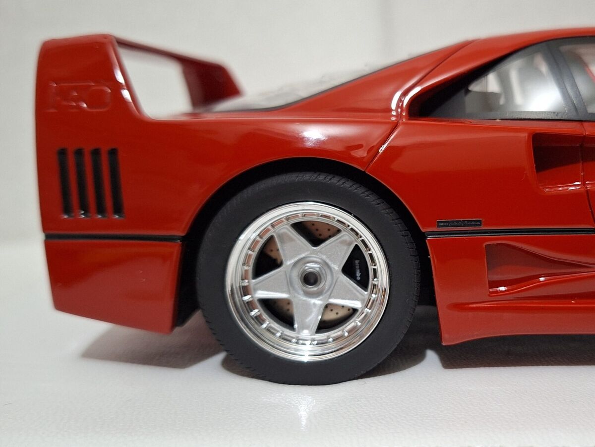 Ferrari F40 Red 1987 with Show Case and Base in Leather 1:18 Ferrari F40 Red 1987 with Show Case and Base in Leather 1:18