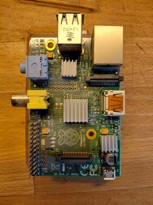 Raspberry Pi 1 Model B Rev. 2 512 MB RAM mit Kühlkörpern und Gehäuse