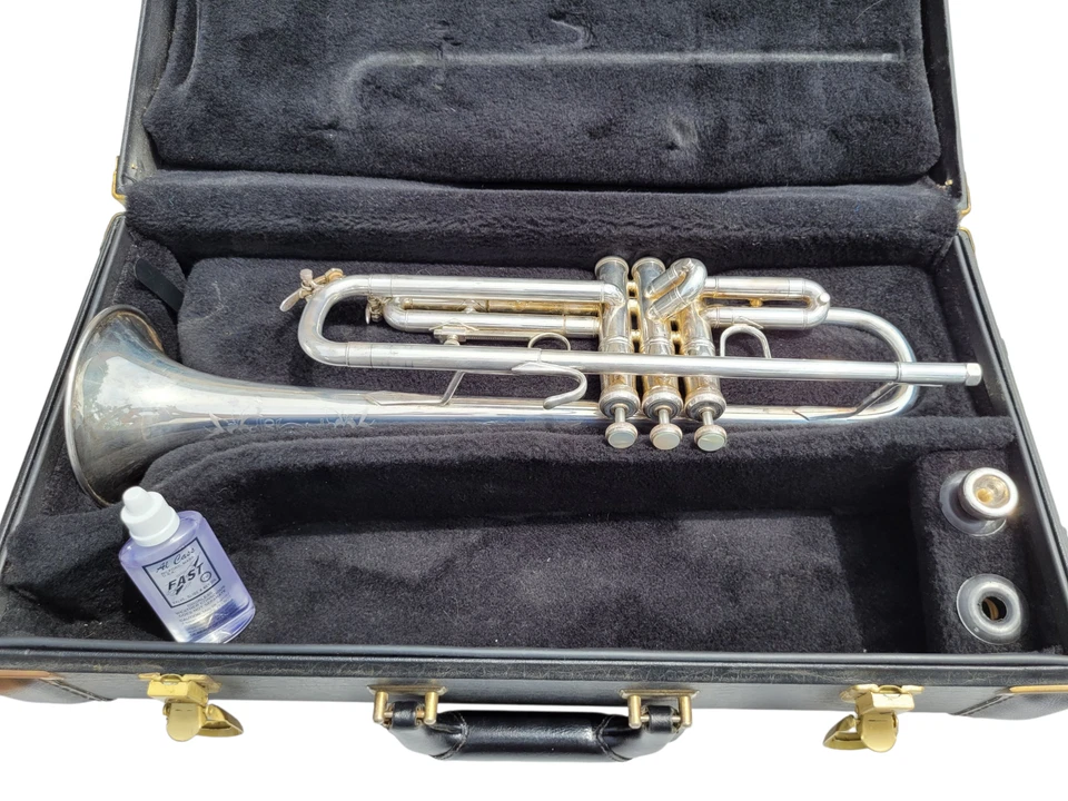 Trompeta de Plata Bach Omega con Boquilla Válvula Aceite y Estuche Rígido Original Foto 2 de 4