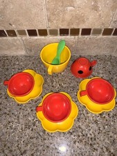 RARE VINTAGE SOUTH BEND PRETEND PLAY PLASTIC PLATES CUPS   0373