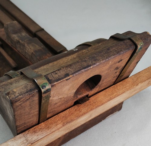 GRANNY'S TOOTH ROUTER PLANE AND TEN BLADES - MOUNTED AS MUSEUM DISPLAY ITEM - Picture 17 of 18