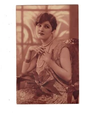 SA3270  FAMOUS MODEL BOBBED HAIRSTYLE , PAGE STYLE PEARLS RPPC