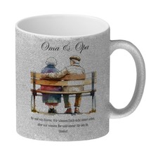 Oma und Opa auf Bank Glitzer-Kaffeebecher