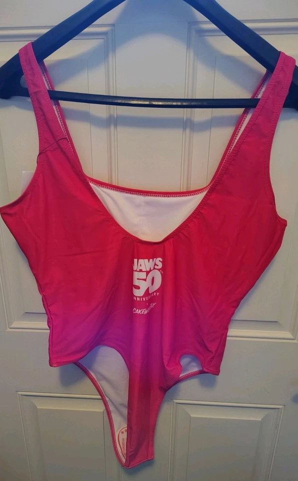 Nuevo con etiquetas Traje de baño Cakeworthy Jaws 50 aniversario Amity Island talla 3x $44,95 venta al por menor Foto 4 de 4