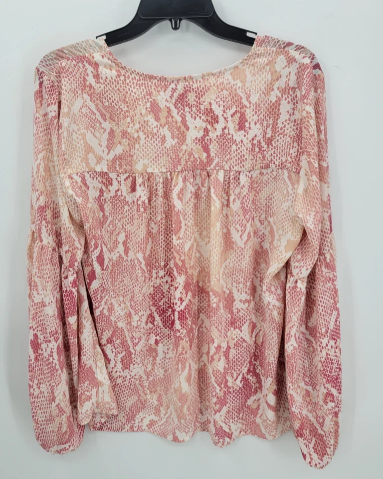 Blusa boho artística manga linterna estampado reptil marfil rosa mediano Cabi Top para mujer Foto 2 de 4