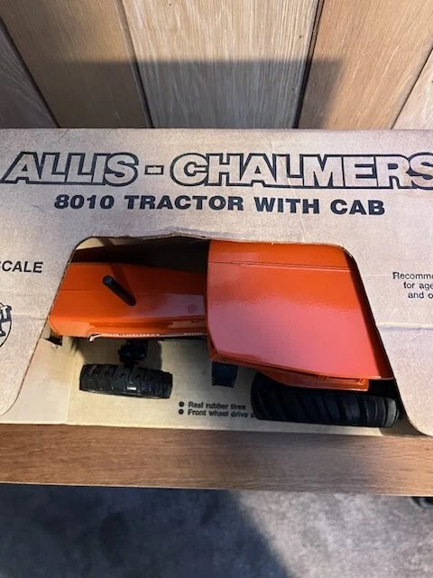 Allis-Chalmers 8010 1/16 con cabina, neumáticos individuales tracción delantera nueva en caja Foto 3 de 4