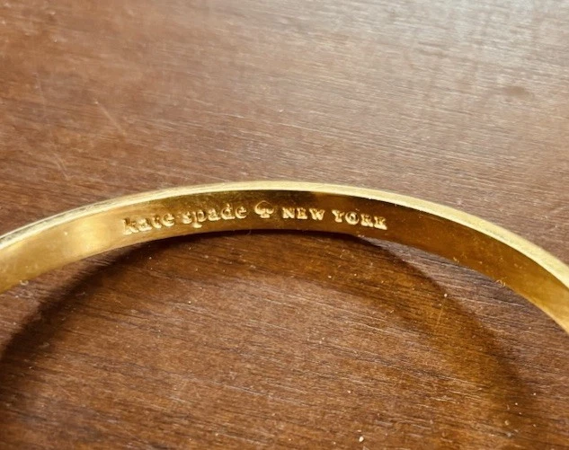 Brazalete Brazalete Kate Spade Et Cetera Idiom Verde azulado y dorado Foto 4 de 4