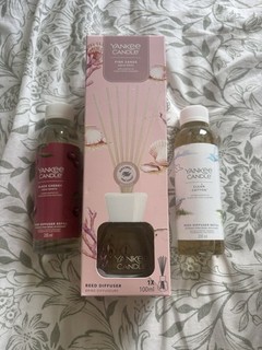 Yankee Candle Pink Sands Reed Diffuser with 2 refills(black cherry/clean cotton)