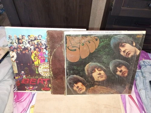 Lot Of (3) Vintage Beatles Vinyl Records Love Songs Rubber Soul And Sgt Peppers