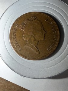 1989. It Features The Third Official Portrait of Queen Elizabeth II #2