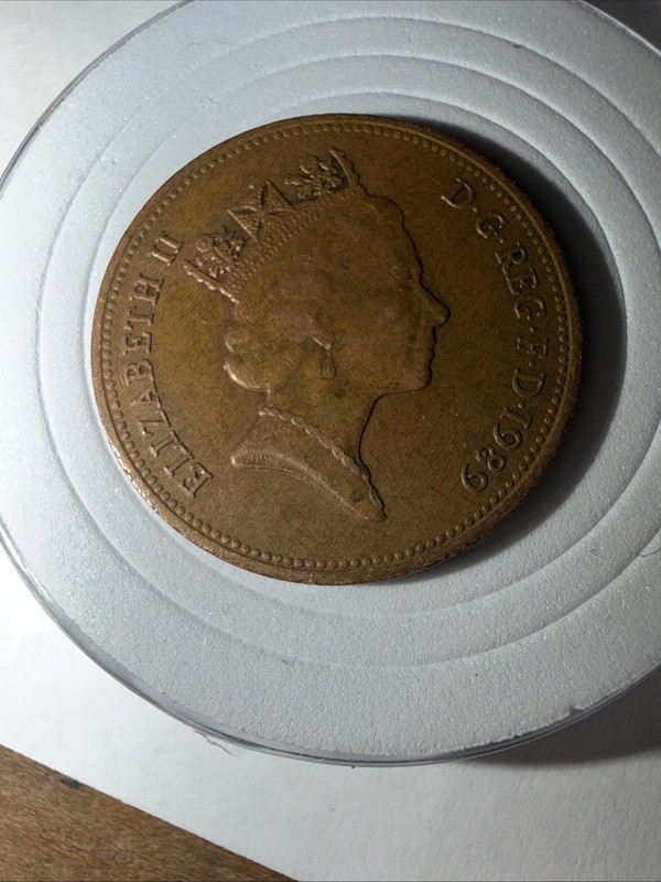 1989. It Features The Third Official Portrait of Queen Elizabeth II #2