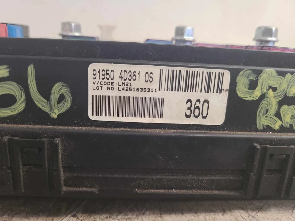 07 HYUNDAI ENTOURAGE ENGINE FUSE BOX CIRCUIT BLOCK RELAY JUNCTION W/O FOG LAMPS - Image 4 of 4