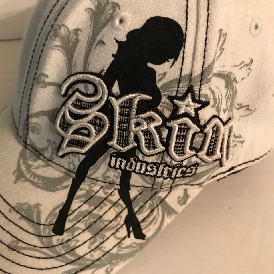 Gorra Skin Industries Flexfit Blanca Bordada Logo Tatuaje Motociclista Edgy Y2K S/M Foto 2 de 4