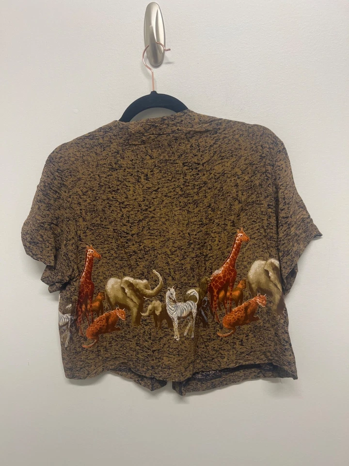 Camisa corta vintage con botones de abeja Robbie con estampado de animales de safari Foto 4 de 4
