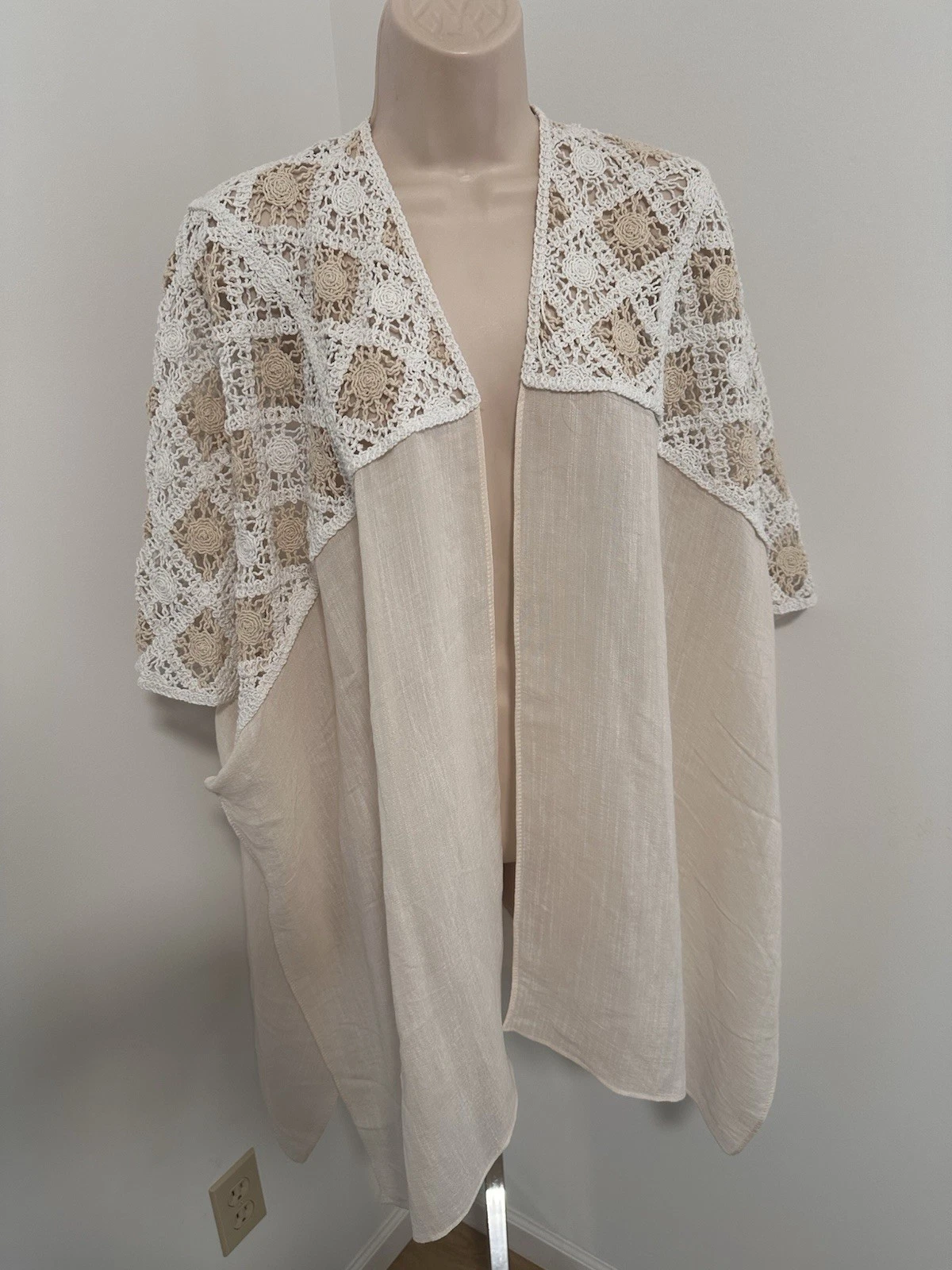 Steve Madden Crochet Open Knit Kimono Ruana Poncho OSFM Ivory white Tan