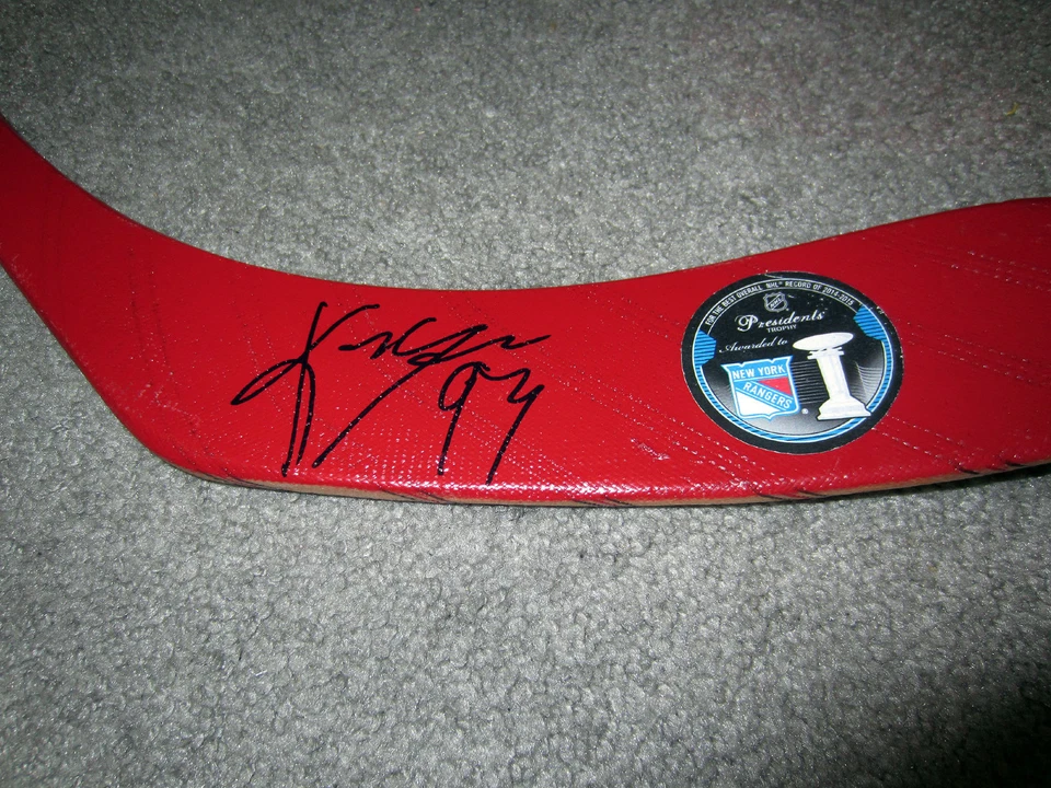 Palo de hockey autografiado firmado por Keith Yandle New York Rangers con certificado de autenticidad NYR Foto 2 de 2