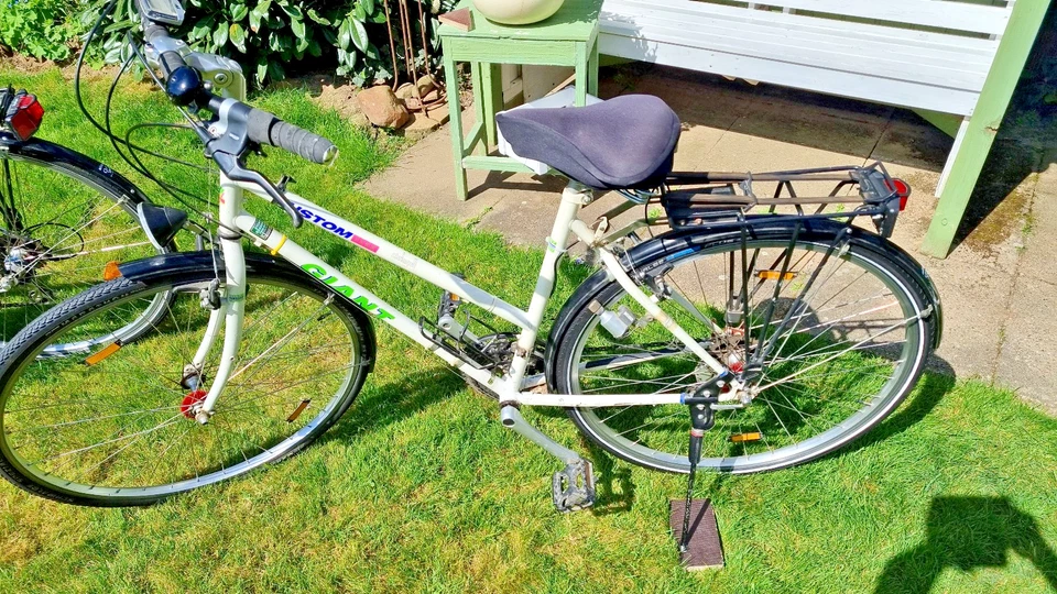 2 Giant  Trekking-Fahrräder (Damen + Herren)  , 28 Zoll, 21 Gang  gebraucht - Bild 3 von 4