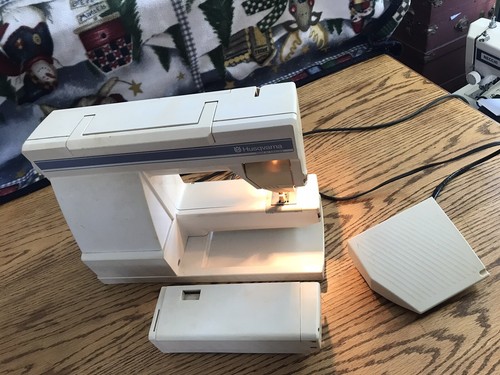 VIKING HUSQVARNA S215 SEWING MACHINE FOR PARTS OR REPAIR - Picture 9 of 12