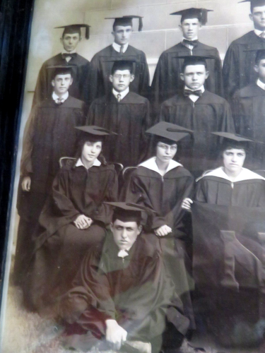 ANTIQUE 1919 PHOTOGRAPH CLASS / SCHOOL ~ N.H.S. ~ ORIGINAL FRAME,GLASS, PHOTO - Picture 6 of 11