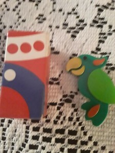 Avon-PIN-PARROT-PERKY-Bird-Vintage-Childs-Brooch-Jewelry-1970-039-s-NOS-IN-BOX-MINT