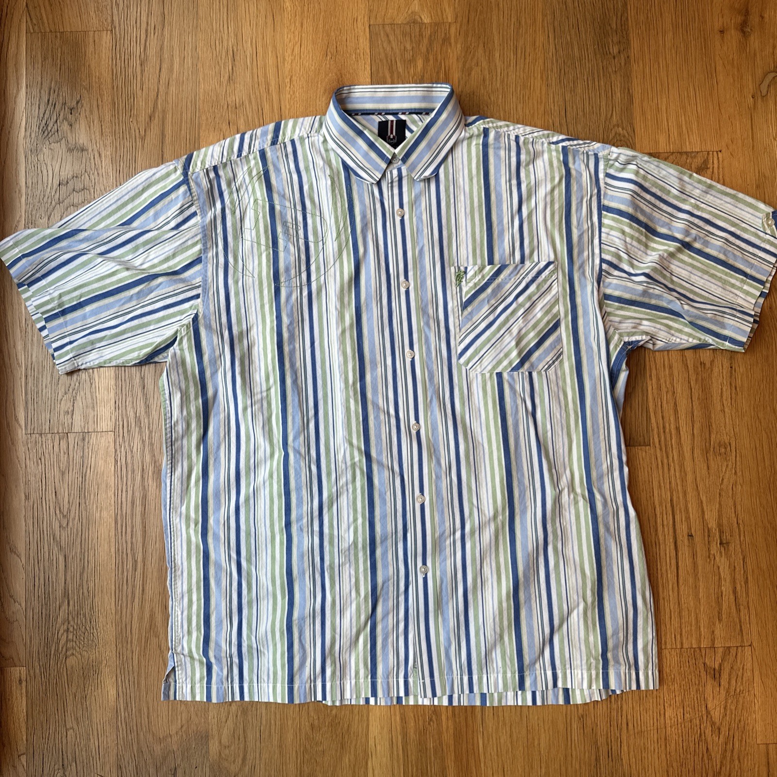 This Vintage Phat Farm Navy T-shirt is a must-have This Vintage Phat Farm Navy T-shirt is a must-have
