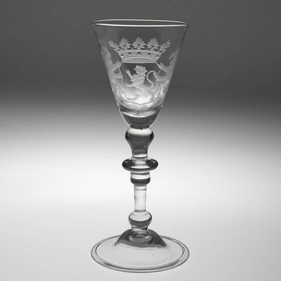 Niederländischer Wappenkelch graviert leichter Baluster um 1755