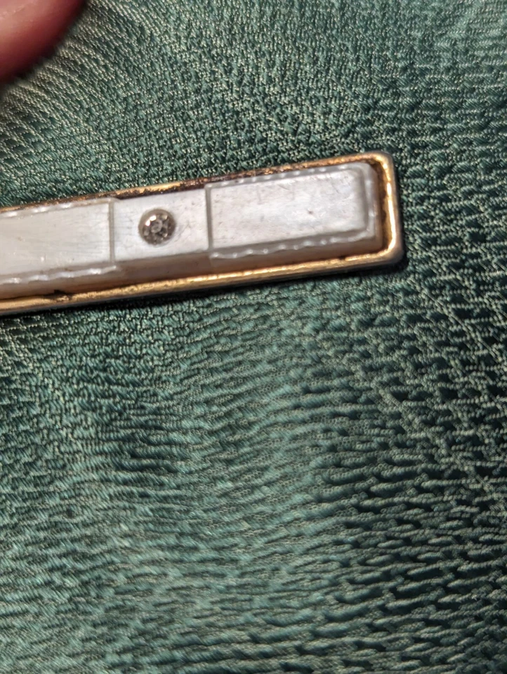 Barra de clip de corbata blanca perlada tono dorado inserción de plástico Foto 4 de 4