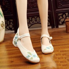 Women's Chinese Style Hanfu Embroidered Lace-Up Low-Heel Breathable Cloth Shoes  