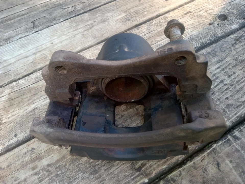 Оригинальный суппорт правого переднего тормоза для Chevrolet Impala 2000-2005 годов выпуска протестирован - Изображение 2 из 4