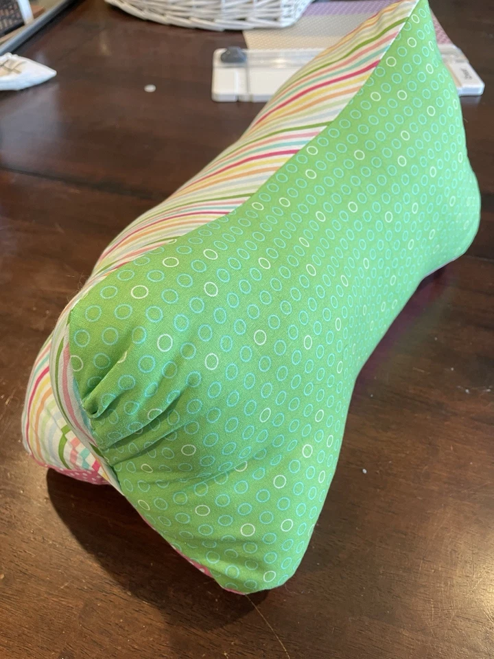 Almohada para cuello hecha a mano de 3 lados en forma de hueso pastel Foto 3 de 4