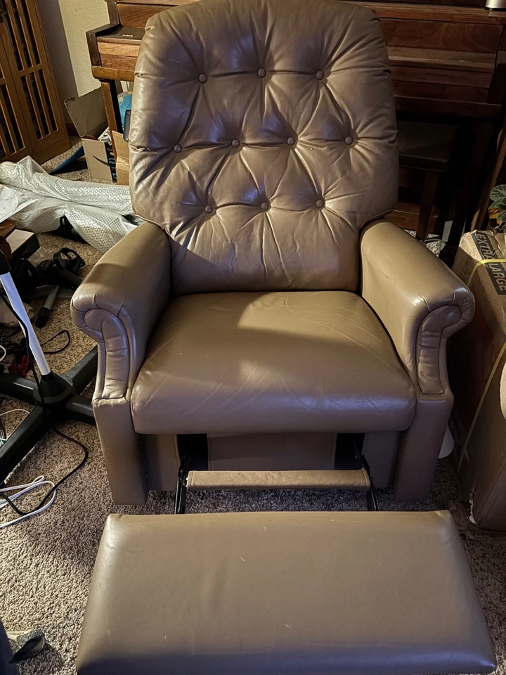 La-Z-Boy Leather Manual Recliner,REUPHOLSTERED-Very Clean-EUC-MAKE OFFER😊 - Image 4 of 4