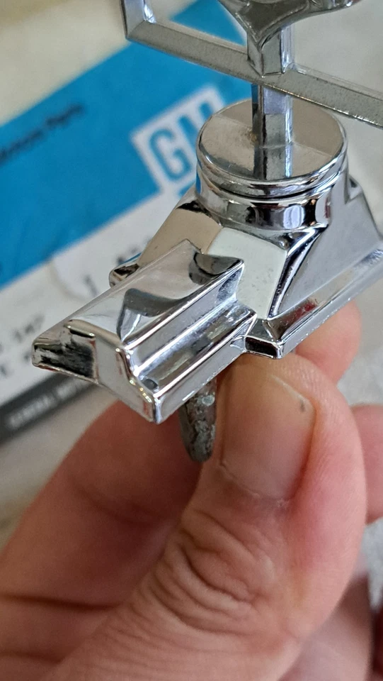 NUEVO DE LOTE 79 OLDSMOBILE NOVENTA Y OCHO 98 REGENY DELTA 88 CAPÓ ADORNO ENCABEZADO EMBLEMA GM Foto 4 de 4