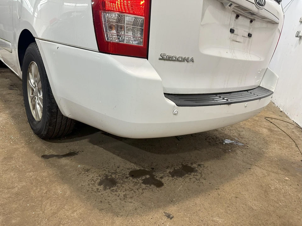 06 07 08 09 10 11 12 14 KIA SEDONA Conjunto parachoques trasero Foto 2 de 3