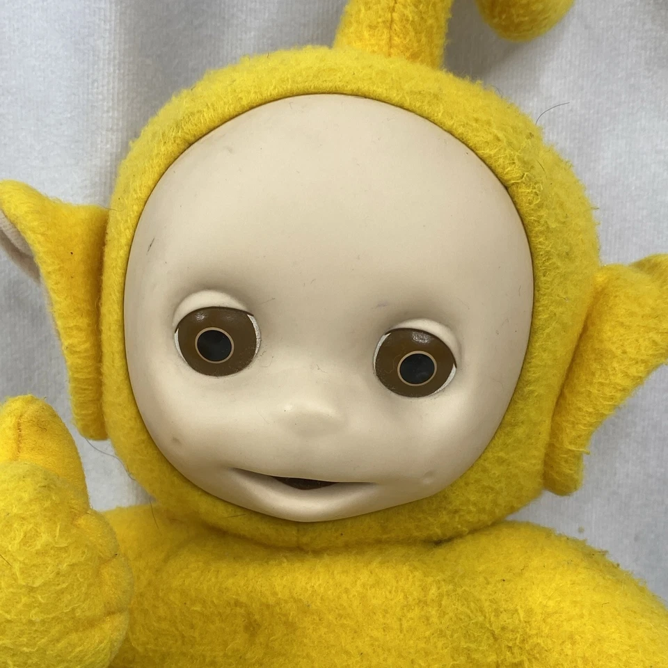 Muñeca de colección Teletubbies de peluche Laa Laa amarilla 1998 de colección Playskool 16" FUNCIONA Foto 2 de 4