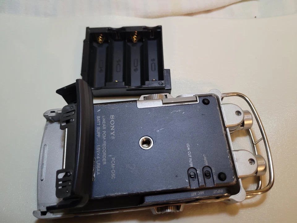 PCM-D50 LINEAR PCM RECORDER - Well Used But Tested And 100% Functional. - Image 4 of 4