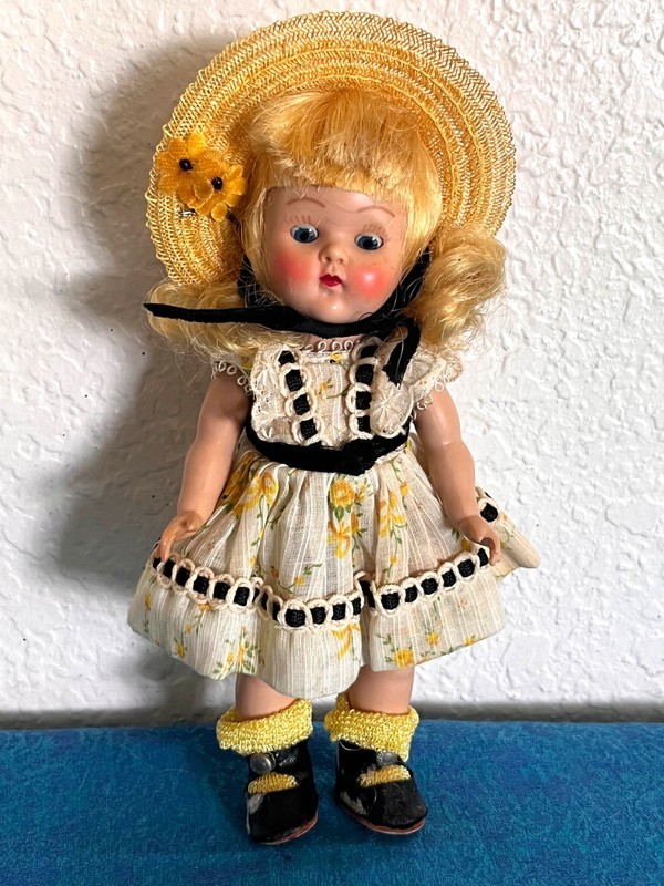 Adorable Vintage 1950's Vogue Ginny 7.5" Painted Lash Strung Doll +Tagged Outfit