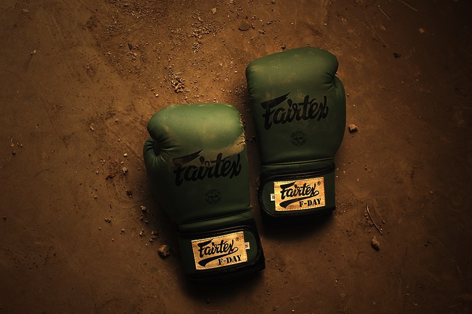 Guantoni da boxe originali Fairtex FDAY NUOVI edizione limitata con materiale...