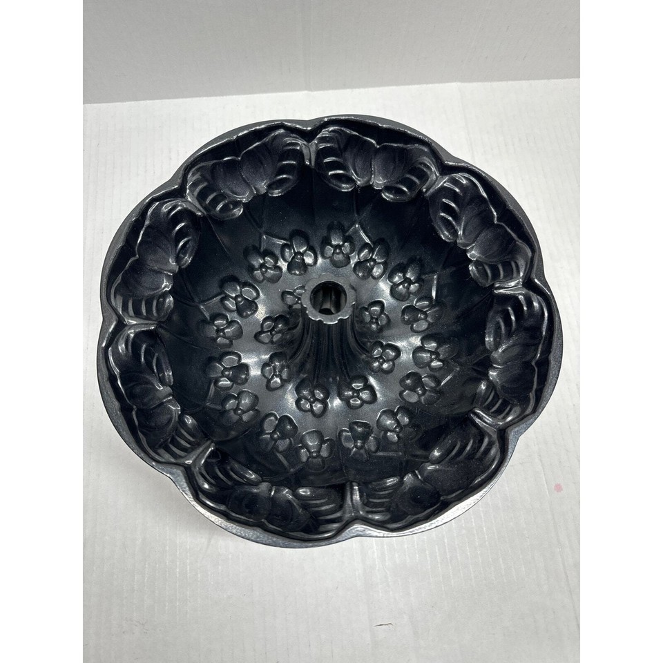 Nordic Ware Violet Flower Bundt Cake Pan Williams Sonoma 10 Cup USA