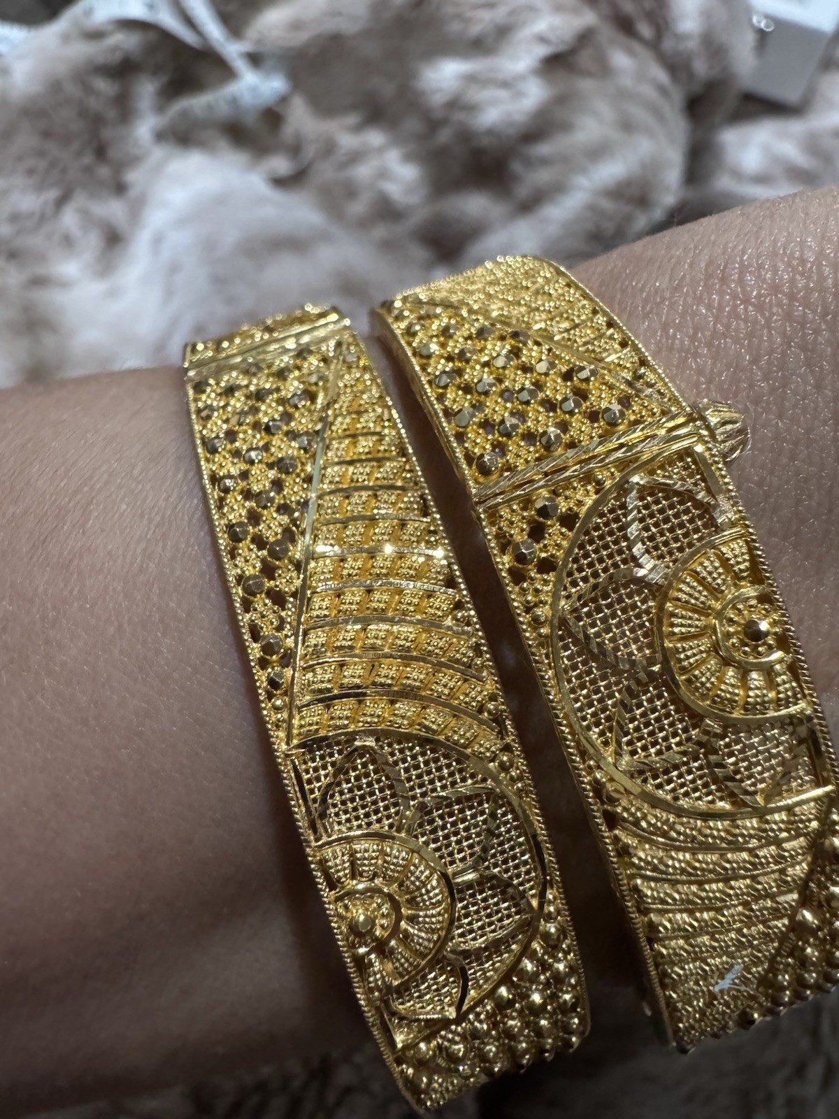 22K Solid Yellow Gold Hinged Bangle Bracelet 23.1… - image 2