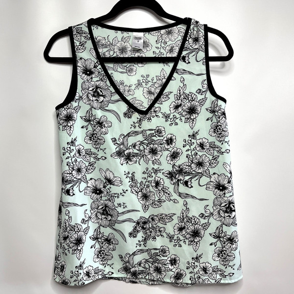 Now Shirt Tank Top Women Size 8 Light Green Floral Sleeveless V Neck Pullover