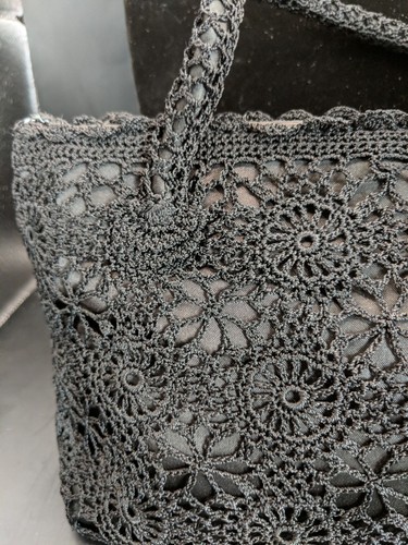 VERY NICE- CROSSBODY/TOP HANDLE PURSE, 100% RAYON, BLACK WITH CROCHET FLOWERS - Imagen 7 de 16