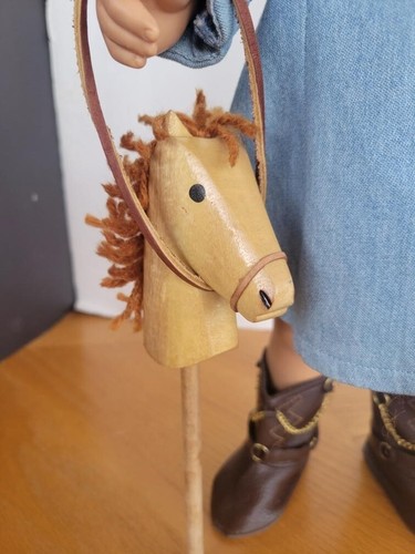 Vestido de Vaquera Western Denim + Bandana, Botas y Palo Pony - se adapta a Chatty Cathy - Imagen 6 de 7