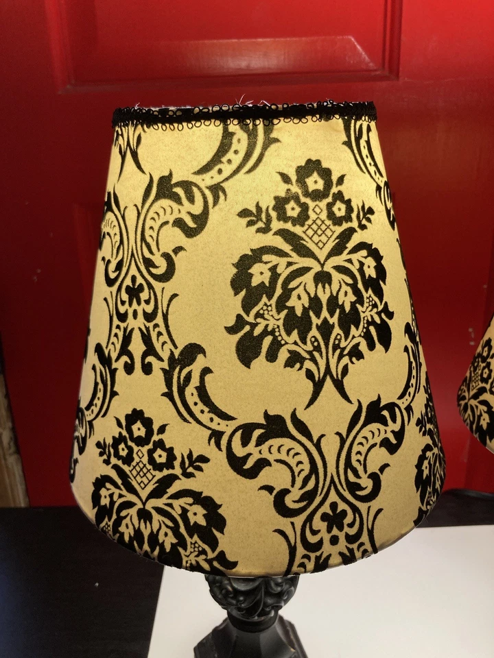 2 abajures Mainstays escuros com detalhes esfregados dourados tons de damasco preto/branco 11” LEIA - Imagem 2 de 4