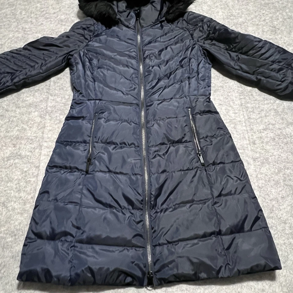 Женская легкая куртка-пуховик Michael Kors с капюшоном на молнии МАЛЕНЬКАЯ синяя - Изображение 3 из 4