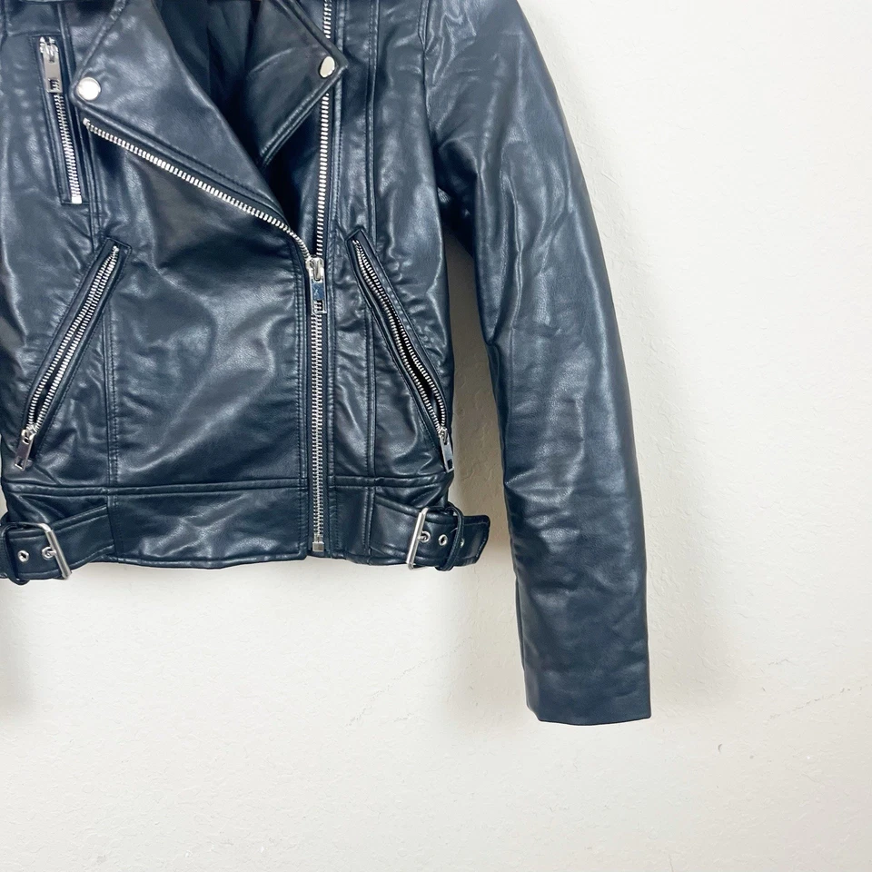 Chaqueta de moto Zara negra de imitación de cuero talla XS Foto 2 de 4