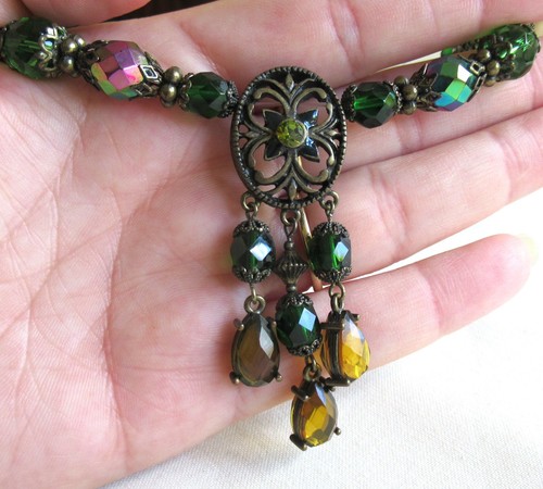 GREEN GLASS BEADED PENDANT NECKLACE SIGNED 2028 BRONZE TONE 16-19" (27906) - Picture 5 of 10