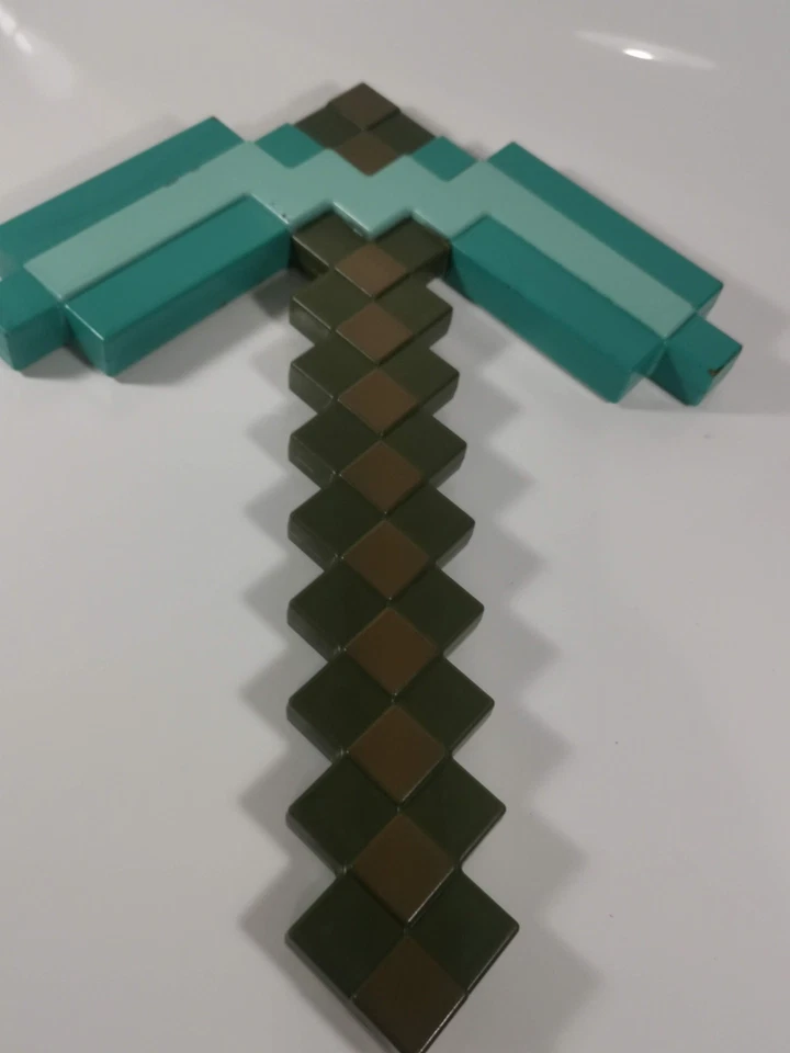 Minecraft Diamond Plastic Pickaxe 40cm Mojang Official Merchandise. - Image 2 of 4