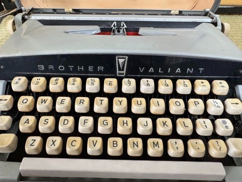 BROTHER VALIANT Typewriter with Case Antique Operation not Confirmed - Picture 4 of 8