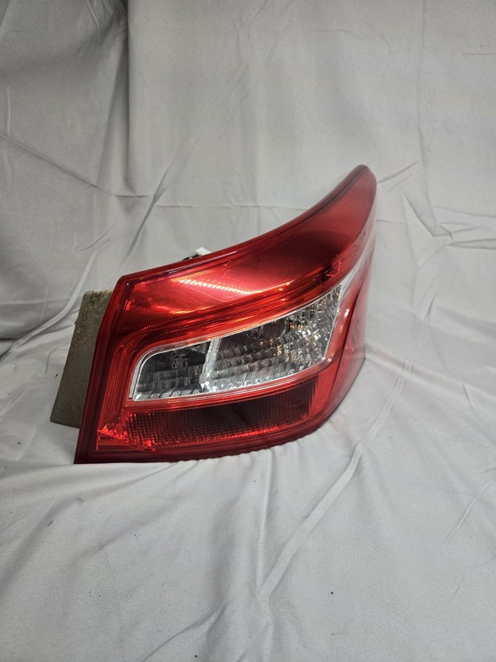 Eagle Eyes Right Passenger Tail Light Assembly For 2013-2015 Nissan Sentra Sedan